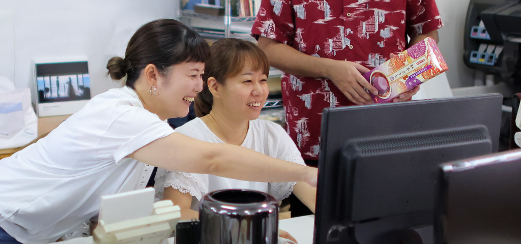 仕事を教えている様子